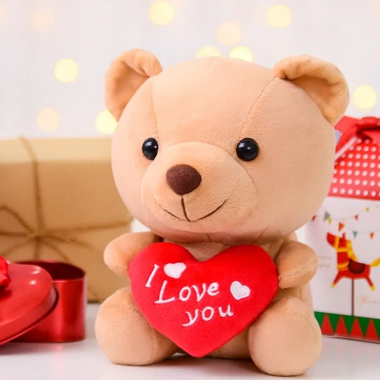 Ours en peluche petit avec un coeur